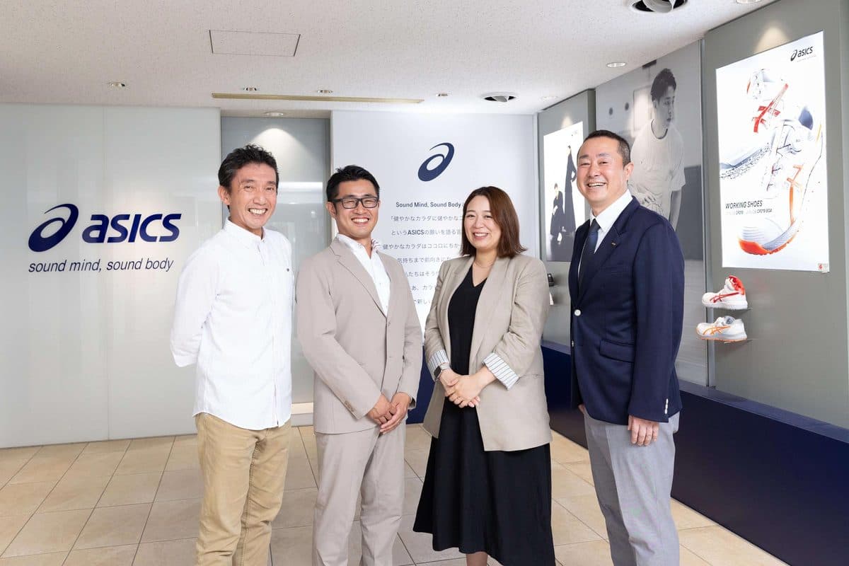 アシックス本社で並ぶ、対談に参加した4名