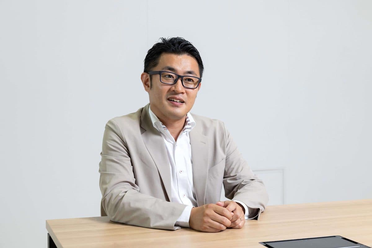 インタビューに答えるトータルブレインケア 本田新也