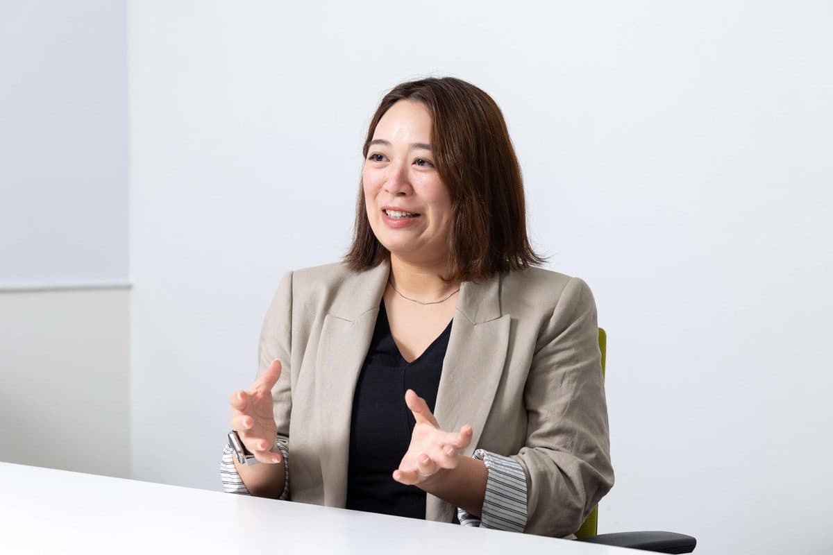 インタビューに答えるアシックス 高橋依里氏
