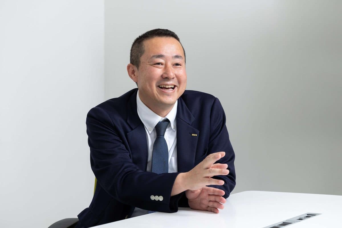インタビューに答えるアシックス 小川博之氏